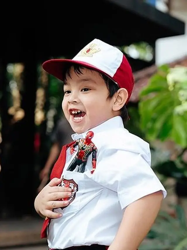 Anak artis pakai seragam SD (Instagram/falconpictures)