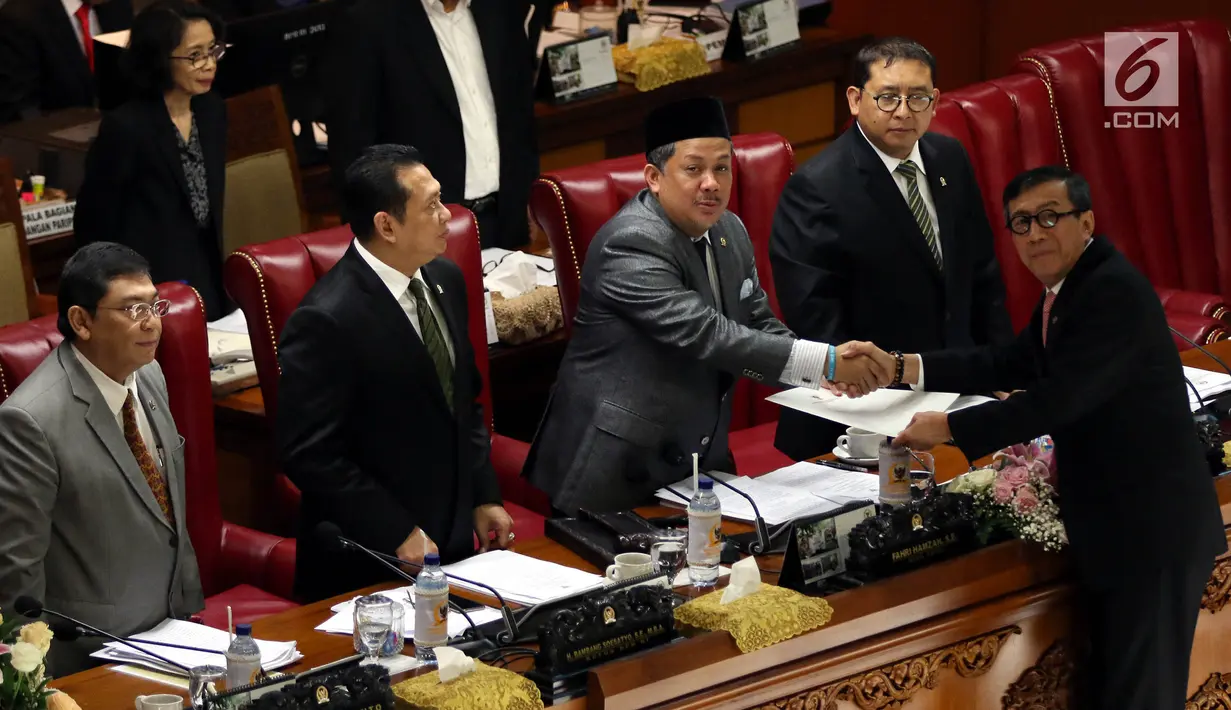 Menkumham Yasonna Laoly berjabat tangan dengan Wakil Ketua DPR selaku Pimpinan Sidang Fahri Hamzah usai menyampaikan pandangan akhir pemerintah terhadap revisi UU KPK dalam sidang paripurna ke-9 Masa Persidangan I 2019-2020 di Kompleks Parlemen Senayan, Selasa (17/9/2019). (Liputan6.com/Johan Tallo)