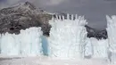 Penampakan dinding es yang sedang tahap penyelesaian pembuatan Istana Es di Midway, Utah (27/12). Nantinya bangunan ini juga terdiri dari menara es, lengkungan-lengkungan seperti kristal, terowongan es yang diterangi cahaya lampu. (AP/Rick Bowmer)