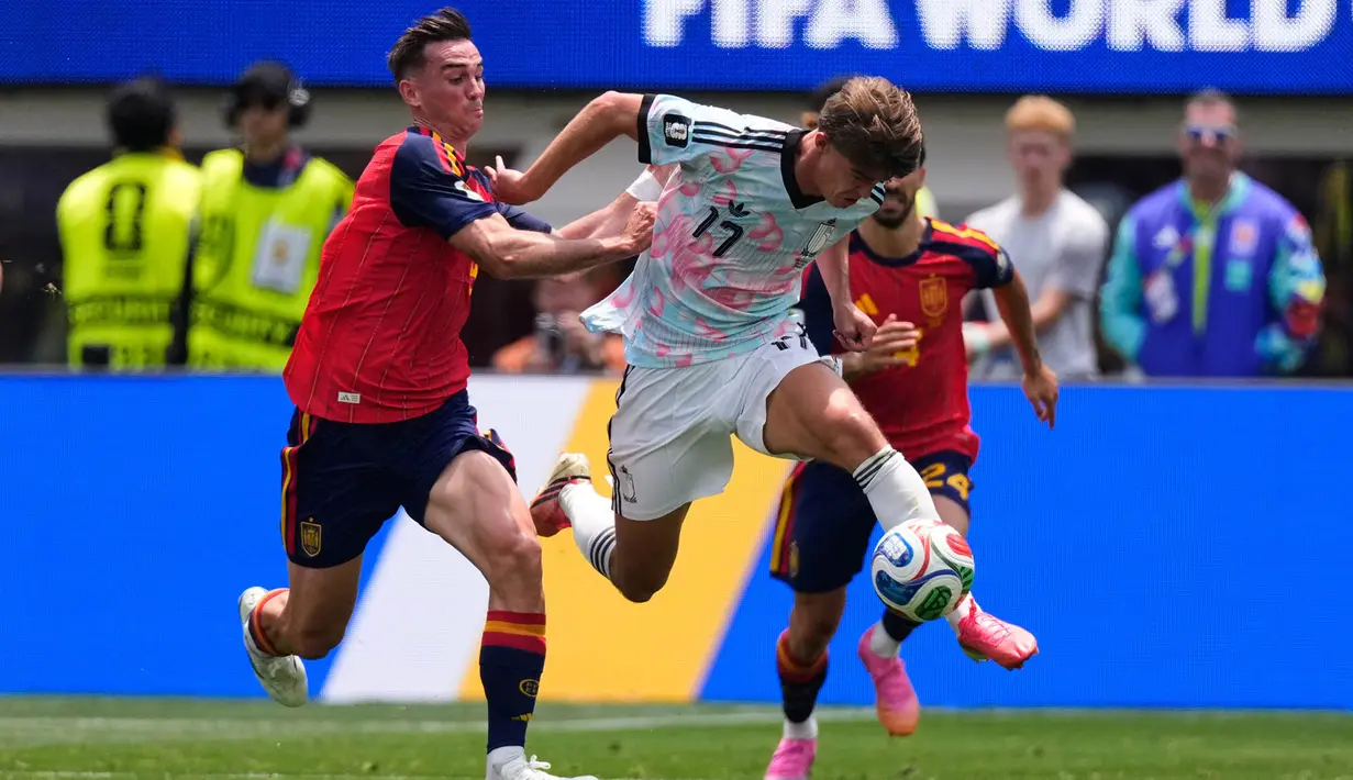 Pemain Spanyol Fabian Ruiz berebut bola dengan pemain Belagia Charles De Ketelaere selama pertandingan perempat final Piala Dunia sepak bola antara Spanyol dan Belgia di Inglewood, California, dekat Los Angeles, Jumat, 10 Juli 2026. (AP Photo/Mark J. Terrill)