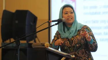 Direktur Wahid Foundation, Yenny Wahid memberi pemaparan saat diskusi panel di peluncuran survei nasional potensi toleransi sosial keagamaan di kalangan perempuan muslim Indonesia, Jakarta, Senin (29/1). (Liputan6.com/Herman Zakharia)