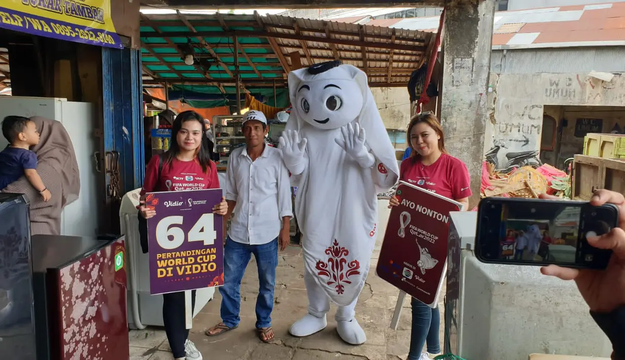 Maskot Piala Dunia 2022, La'eeb berfoto bersama warga saat mengunjungi Pasar Sentra Antasari, Banjarmasin, Kalimantan Selatan, Sabtu (29/10/2022). La'eeb berada di Indonesia dalam rangka menggaungkan Piala Dunia 2022 yang tak lama lagi akan bergulir. (FOTO: Dok. SCM)