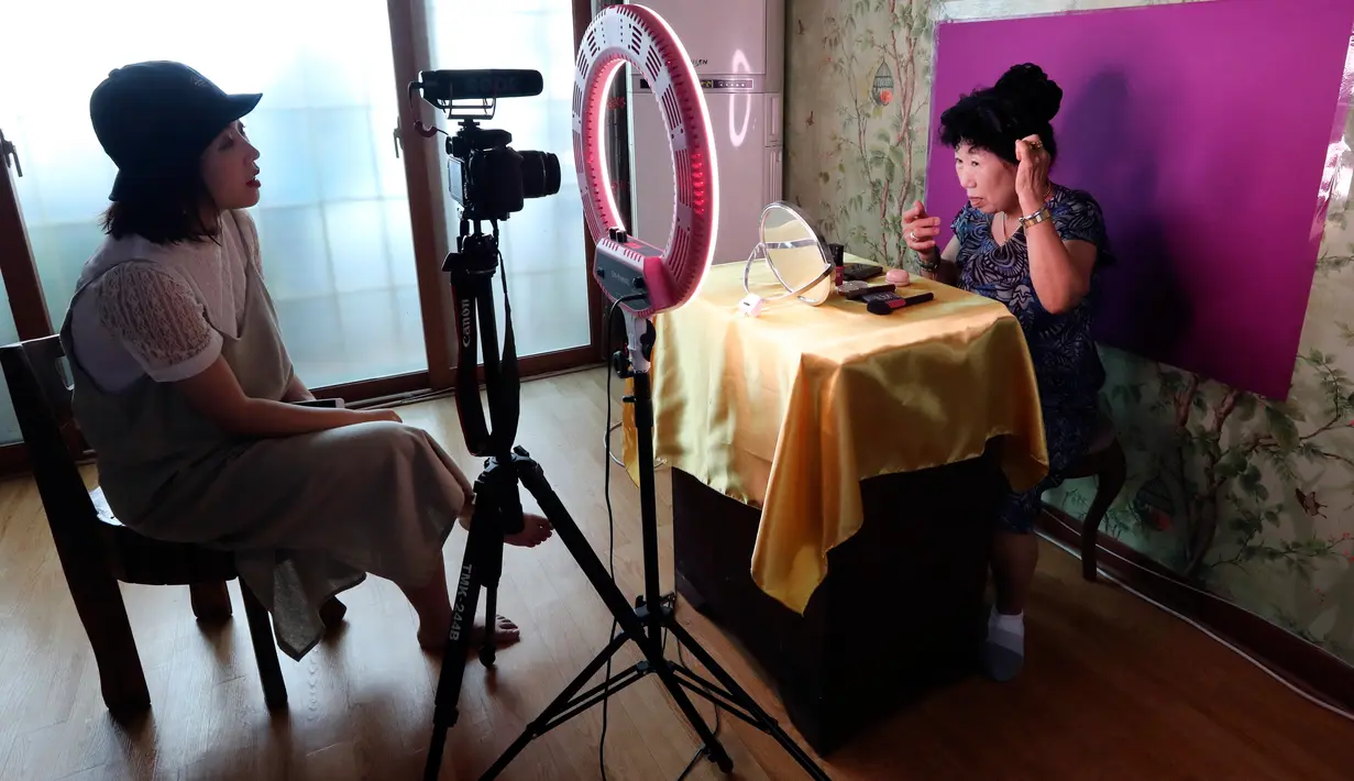 Park Mak-rye dibantu cucunya, Kim Yura, membuat tutorial make up untuk saluran YouTube-nya di Yongin, Korsel, 11 Juli 2017. Nenek 70 tahun ini memiliki ratusan ribu subscriber lewat saluran Youtube-nya yang diberi nama "Grandma's Diary". (AP/Lee Jin-man)