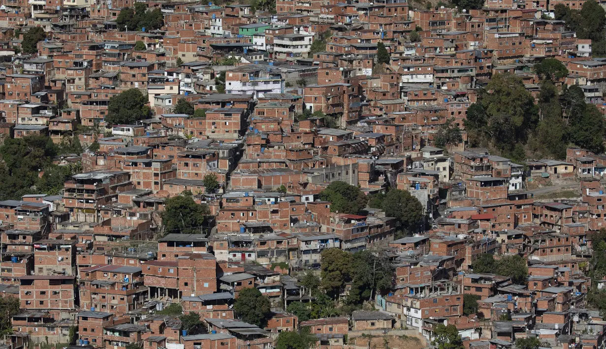 Permukiman kumuh Petare, salah satu yang terbesar di Amerika Latin, terlihat dari atas saat acara peringatan 400 tahun di Caracas, Venezuela (17/2/2021). (AP Photo/Ariana Cubillos)