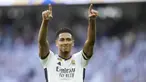 Pemain Real Madrid, Jude Bellingham, melakukan selebrasi setelah mencetak gol ke gawang Osasuna pada laga pekan ke-9 La Liga 2023/2024 di Stadion Santiago Bernabeu, Sabtu, (7/10/2023). Bellinghamkembali menunjukkan katajamannya dalam urusan mencetak gol. (AP Photo/Jose Breton)