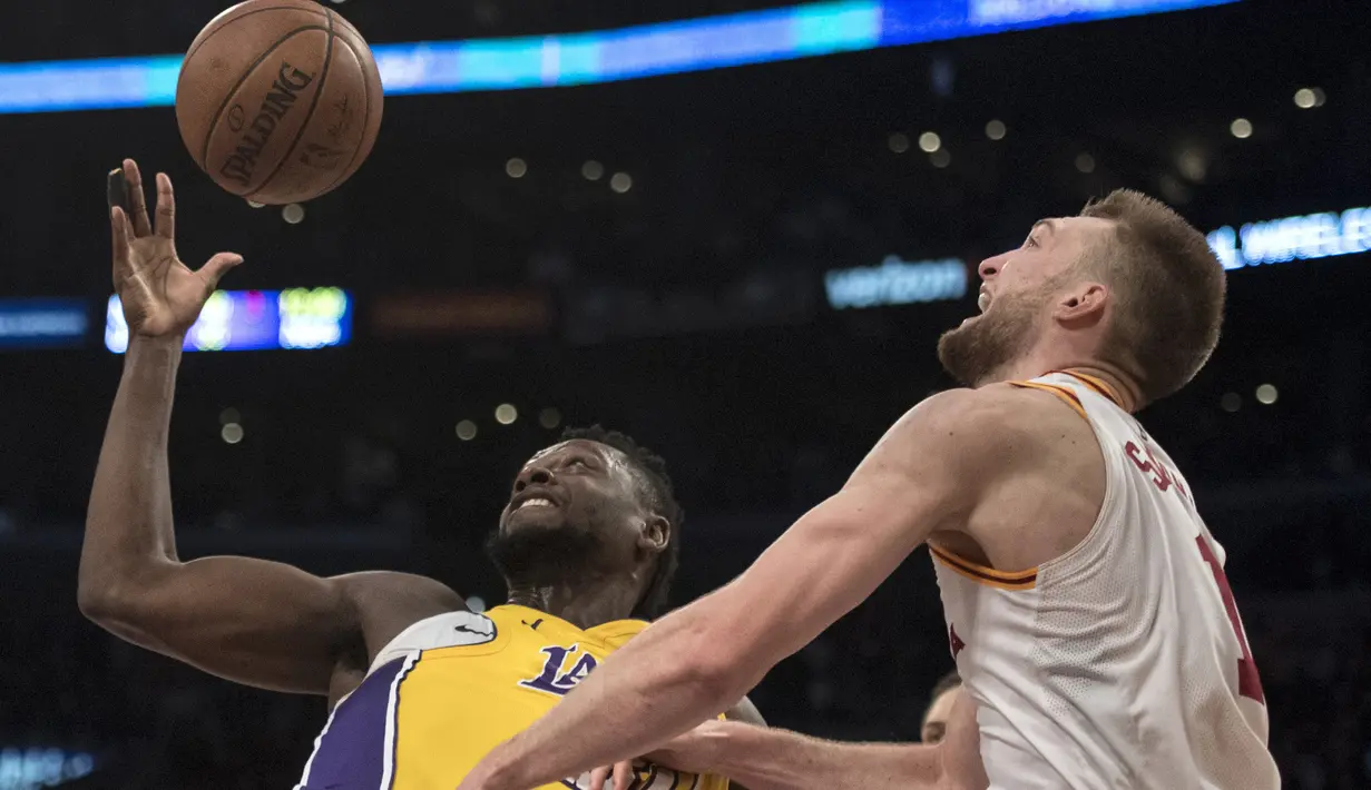 Pemain Lakers forward Julius Randle (kiri) berusaha menjangkau bola dari kejaran pemain Indiana Pacers, Domantas Sabonis pada lanjutan NBA basketball game di Staples Center, Los Angeles, (19/1/2018). Lakers menang 99-86. (AP/Kyusung Gong)
