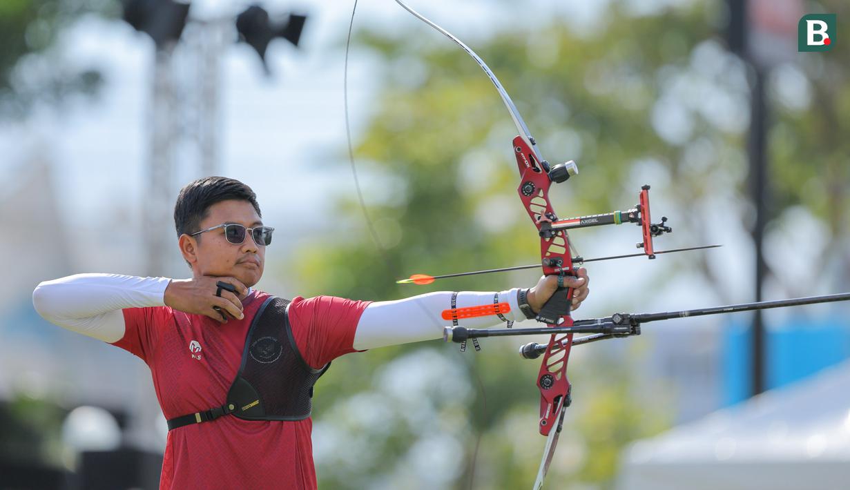 Namun anak panah Riau Ega lebih dekat ke X ketimbang Quik Chern Xin, sehingga dirinya ditahbiskan meraih medali emas. Cabor panahan Indonesia untuk nomor recurve pun sukses besar pada ajang SEA Games 2025. (Bola.com/Bagaskara Lazuardi)