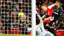 Pemain Arsenal Martin Odegaard (kedua kanan) menendang bola saat melawan West Ham United pada pertandingan sepak bola Liga Inggris di Emirates Stadium, London, Inggris, 26 Desember 2022. Arsenal mengalahkan West Ham United dengan skor 3-1. (AP Photo/David Cliff)