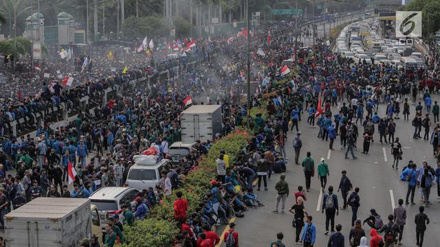 Mahasiswa Demo di DPR Blokade Tol Dalam Kota