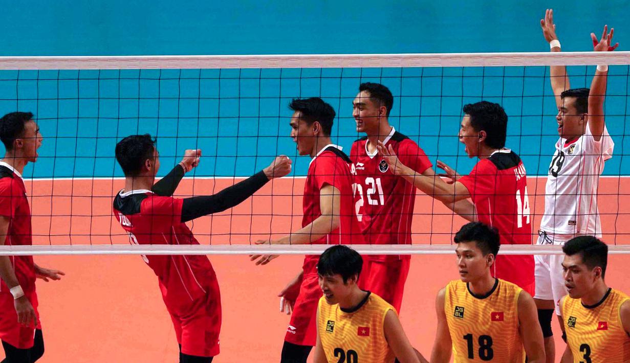 Pemain Timnas Voli Putra Indonesia melakukan selebrasi usai berhasil mencetak poin pada laga final SEA Games 2021 melawan tuan rumah Vietnam yang berlangsung di Dai Yan Sports Arena, Quang Ninh Vietnam, Minggu, 22 Mei 2022. Skuat asuhan Jiang Jie berhasil menang telak dengan skor 3-0 (25-22, 25-18, dan 25-15). (Foto: Kemenpora/PP SIWO PWI/Erly Bahtiar)