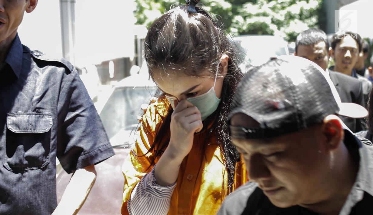 Artis dan tersangka kasus narkoba Jennfer Dunn langsung dibawa masuk ke dalam Gedung Kejaksaan Negeri Jakarta Selatan, Kamis (15/3).  Sebelum dilimpahkan, Jennifer menjalani pemeriksaan kesehatan di Ditresnarkoba Polda Metro. (Liputan6.com/Faizal Fanani)