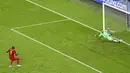 Penyerang timnas Belgia, Romelu Lukaku mencetak gol pertama timnya dari titik penalti pada babak perempat final Euro 2020 / 2021 di Allianz Arena, Munich, Sabtu (3/7/2021) dinihari WIB. Italia sukses melenggang ke semifinal usai mendepak Belgia 2-1. (Stuart Franklin/Pool Photo via AP)
