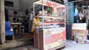 Kisah sukses lainnya juga hadir dari Rini Susmita, seorang ibu rumah tangga yang berhasil membesarkan warung nasinya dalam kurun empat tahun. Keberhasilannya itu setelah dirinya mendapat pinjaman dari PT. Permodalan Nasional Madani (PNM) Mekaar. Ibu berusia 39 tahun itu memulai membuka usaha warung nasinya itu pada tahun 2020. Saat itu, lauk pauk yang dijualnya hanya alakadarnya saja. Hingga dua tahun berjalan, tepatnya pada 2022, Rini mendapatkan pinjaman dari PNM Mekaar. Mendapat permodalan seakan menjadi semangat baru bagi Rini dalam menjalani usaha lauk pauk. (Foto: Dokumentasi BRI)