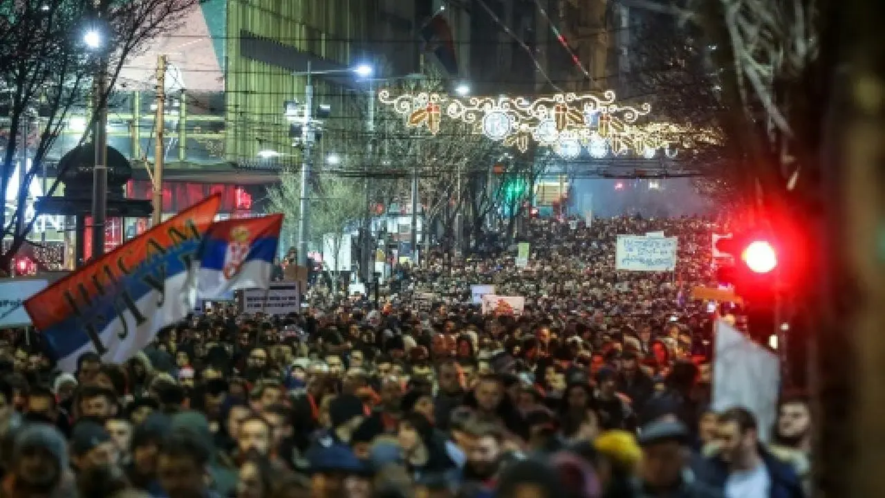 Ribuan orang melakukan aksi protes di Beogard, untuk menuntut kebebasan bersuara di Serbia (AFP Photo)