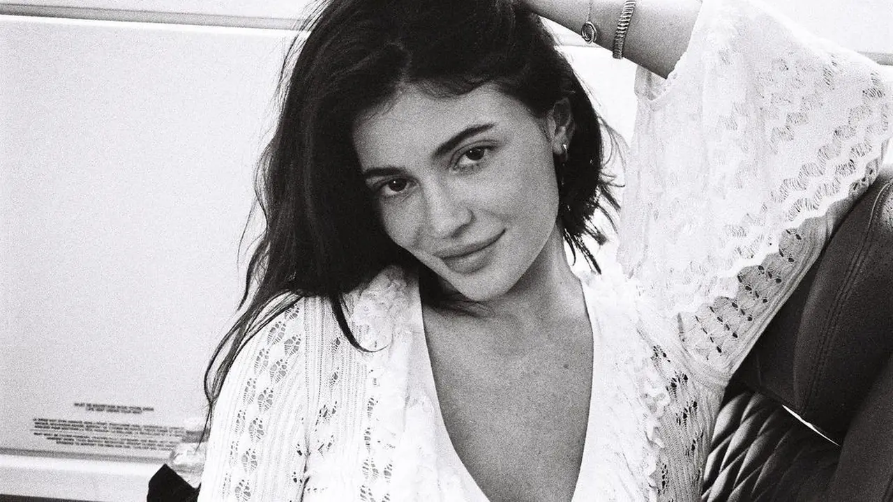 Pesona Stylish Kylie Jenner Sebagai Mama Cantik yang Bikin Timothee Chalamet Bertekuk Lutut