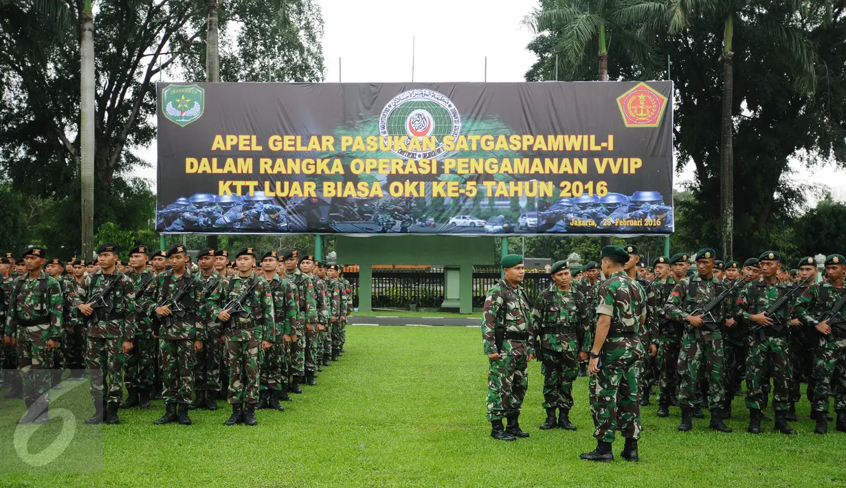 Pasukan TNI bersiap Apel Operasi Pengamanan VVIP KTT Luar Biasa OKI 2016 di Makodam Jaya, Jakarta, Kamis (25/2/2016). 3.600 personil TNI disiagakan untuk pengamanan KTT Luar Biasa OKI ke-3 pada 6-7 Maret 2016 mendatang. (Liputan6.com/Helmi Fithriansyah)