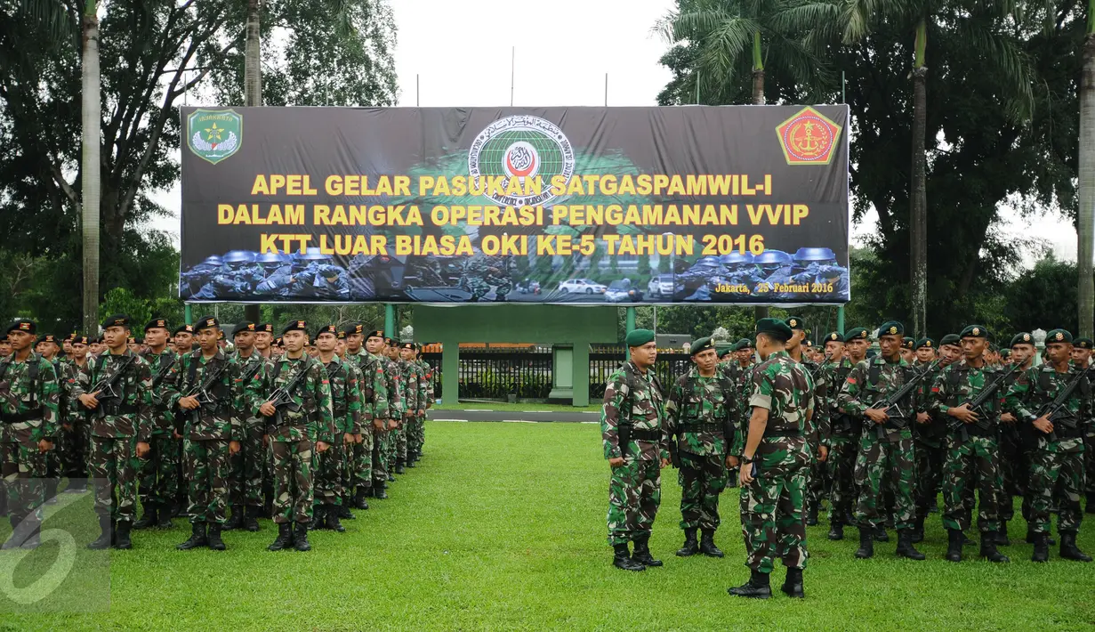 Pasukan TNI bersiap Apel Operasi Pengamanan VVIP KTT Luar Biasa OKI 2016 di Makodam Jaya, Jakarta, Kamis (25/2/2016). 3.600 personil TNI disiagakan untuk pengamanan KTT Luar Biasa OKI ke-3 pada 6-7 Maret 2016 mendatang. (Liputan6.com/Helmi Fithriansyah)