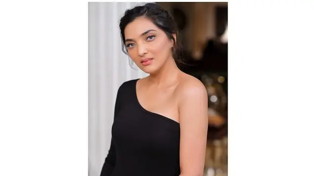 Kesan sendu begitu terlihat dari penampilan Ashanty yang kini makin tirus.