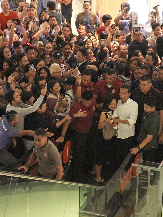 Setelah Makan Siang di Mal, Jokowi Pulang Naik MRT