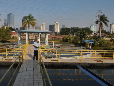 Petugas mengecek persedian air bersih di instalasi pengolahan air Palyja, Jakarta, Rabu (29/7/2015). Persedian air di wilayah DKI Jakarta masih aman dengan distribusi air 8600 liter perdetik. (Liputan6.com/Herman Zakharia)