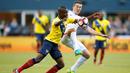 Perebutan bola antara pemain AS, Matt Besler (kanan) dan pemain Ekuador, Enner Valencia, pada perempat final Copa America Centenario 2016, di Century Link Field, Seattle, Jumat (16/6/2016). (Reuters/Jennifer Buchanan-USA TODAY Sports)