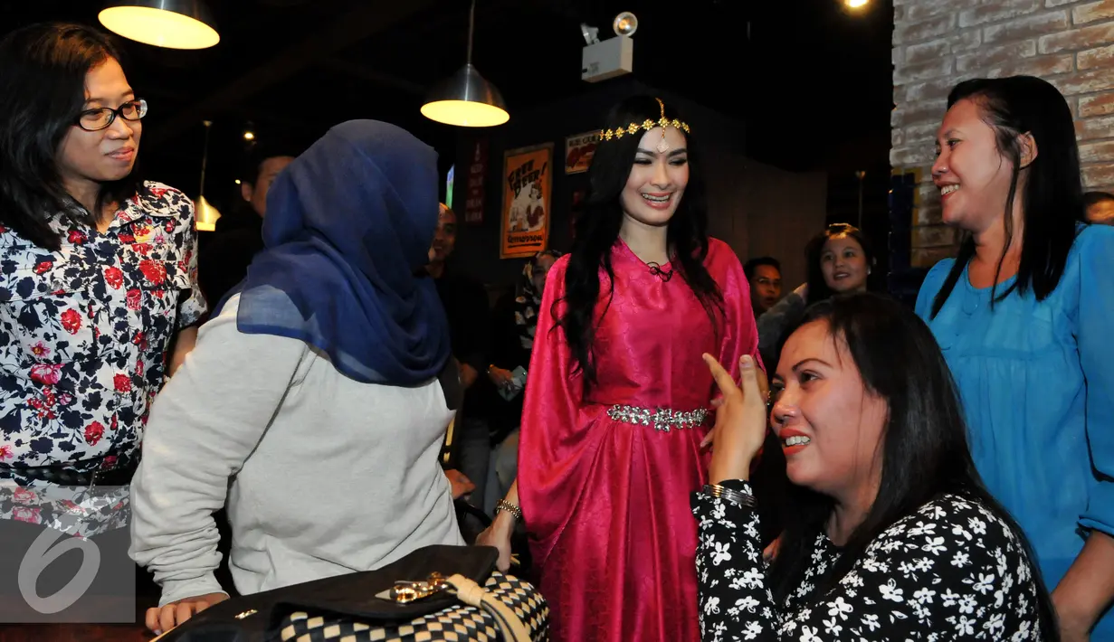 Iis Dahlia saat berbuka puasa bersama dengan penggemarnya di kawasan Senayan, Jakarta, Jumat (10/7/2015). Iis Dahlia tampil cantik dengan busana muslim berwarna pink. (Liputan6.com/Andrian M Tunay)