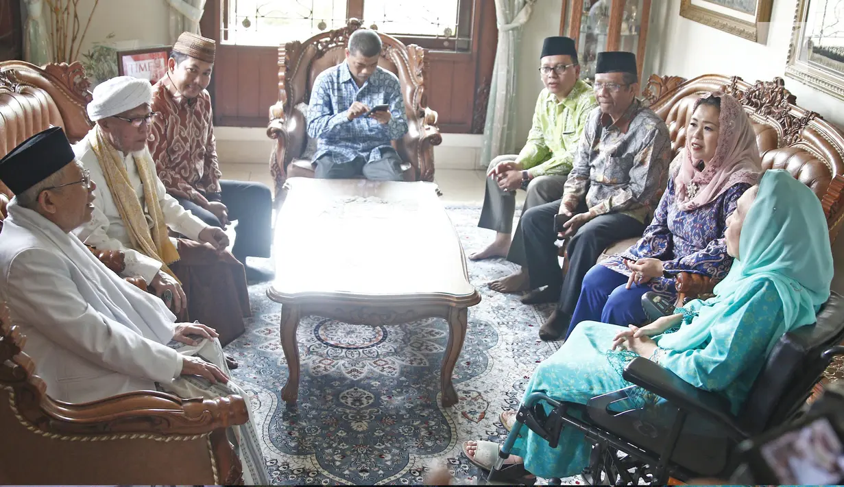 Calon wakil presiden Ma'ruf Amin menemui istri Presiden ke-4 RI Abdurrahman Wahid, Sinta Nuriyah Wahid di kawasan Ciganjur, Jakarta, Rabu (26/9). Keduanya berbincang ringan dan satu meja dengan Yenny Wahid, dan Mahfud MD. (Liputan6.com/Herman Zakharia)