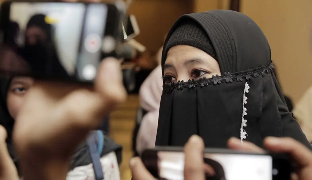 Peggy Melati Sukma saat menghadiri Hijabers Community Day 2019 dikerubungi oleh wartawan. Peggy yang memakai cadar hitam tatap terlihat ramah. Peggy memang terkenal ramah dan santun kepada wartawan yang ingin mendapatkan informasi tentang dirinya (KapanLagi.com/Muhammad Akrom Sukarya)