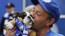 Keakraban suporter Leicester City dengan anjing kesayangannya saat merayakan gelar juara Liga Inggris, (3/5/2016). (Action Images via Reuters/Craig Brough)