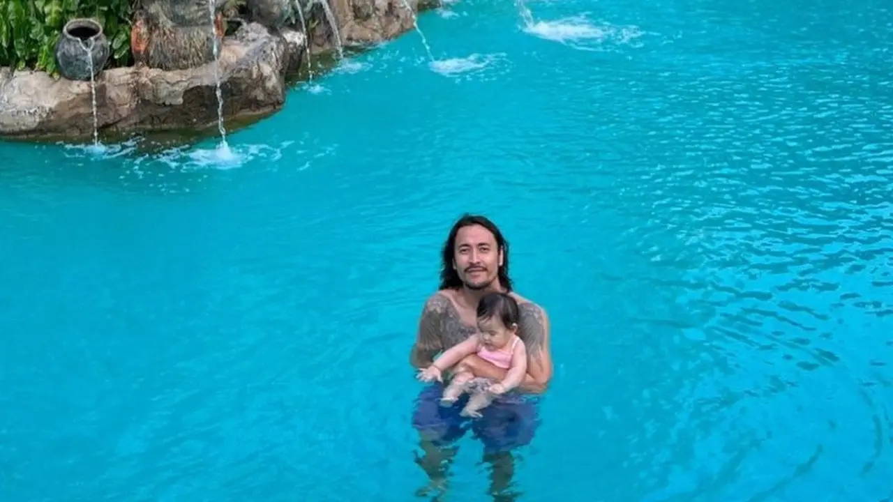 Potret Marcello Tahitoe Momong Anak