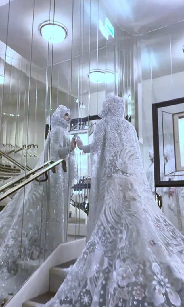 6 Potret detail gaun putih yang dipakai Syahrini di Festival Film Cannes 2025, elegan bermotif phoenix