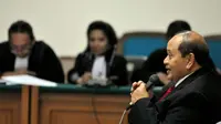 Jaksa juga menuntut Emir Moeis dengan denda Rp 200 juta subsider kurungan 5 bulan kurungan (Liputan6.com/Johan Tallo).