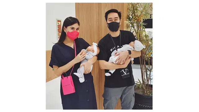7 Potret Syahnaz dan Jeje Govinda Asuh Anak Kembarnya, Kompak Banget