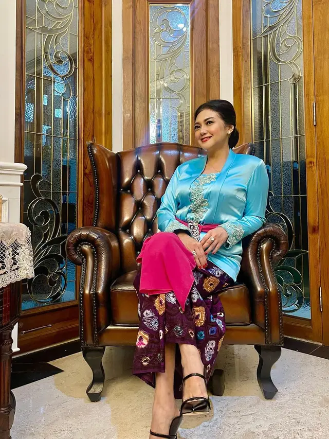 Potret Bella Saphira Kondangan Bareng para Ibu Pejabat, Tampil Cantik dengan Kebaya ala Bali