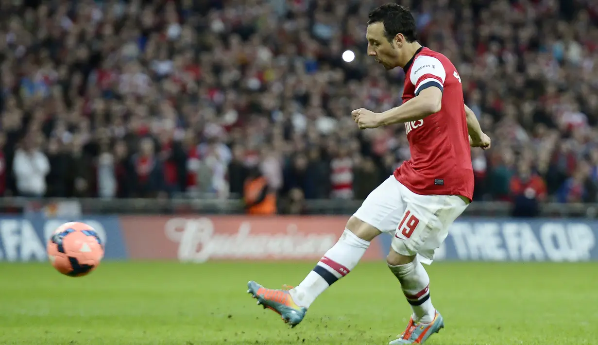 Gelandang Arsenal, Santi Cazorla, melepaskan tendangan saat pertandingan melawan Wigan Athletic di Stadion Wembley, London, (12/4/2014). (EPA/Facundo Arrizabalaga)