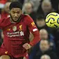 Joe Gomez didatangkan dari Charlton Athletic pada 2015 silam. Sempat kesulitan mendapatkan tempat, Gomez akhirnya menjadi duet Virgil van Dijk di lini belakang The Reds. Pemuda 24 tahun itu juga berjasa membawa gelar Liga Inggris pertama Liverpool pada musim 2019/2020. (AFP/Paul Ellis)