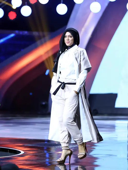 Dalam ajang penghargaan Indonesian Social Media Awards (ISMA) 2K16, Rizma terlihat hadir sebagai salah satu pengisi acaranya. Ia berlenggak-lenggok di atas panggung spektakuler tersebut. (Nurwahyunan/Bintang.com)