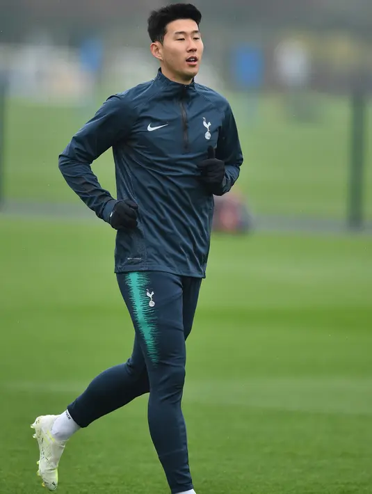 Striker Tottenham Hotspur, Son Heung-Min ikut melakukan pemanasan selama sesi latihan tim di London, Inggris (8/4). Tottenham akan bertanding melawan Manchester City pada leg pertama babak perempatfinal Liga Champions di Stadion Tottenham Hotspur. (AFP Photo/Glyn Kirk)