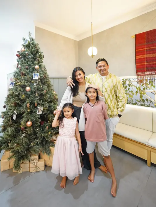 Keluarga Sharena dan Ryan Delon juga pernah terlihat kompak mengenakan outfit dengan nuansa warna pastel. Berpose di samping pohon Natal, keempatnya mengenakan outfit berpalet warna pastel yang serasi. Foto: Instagram.