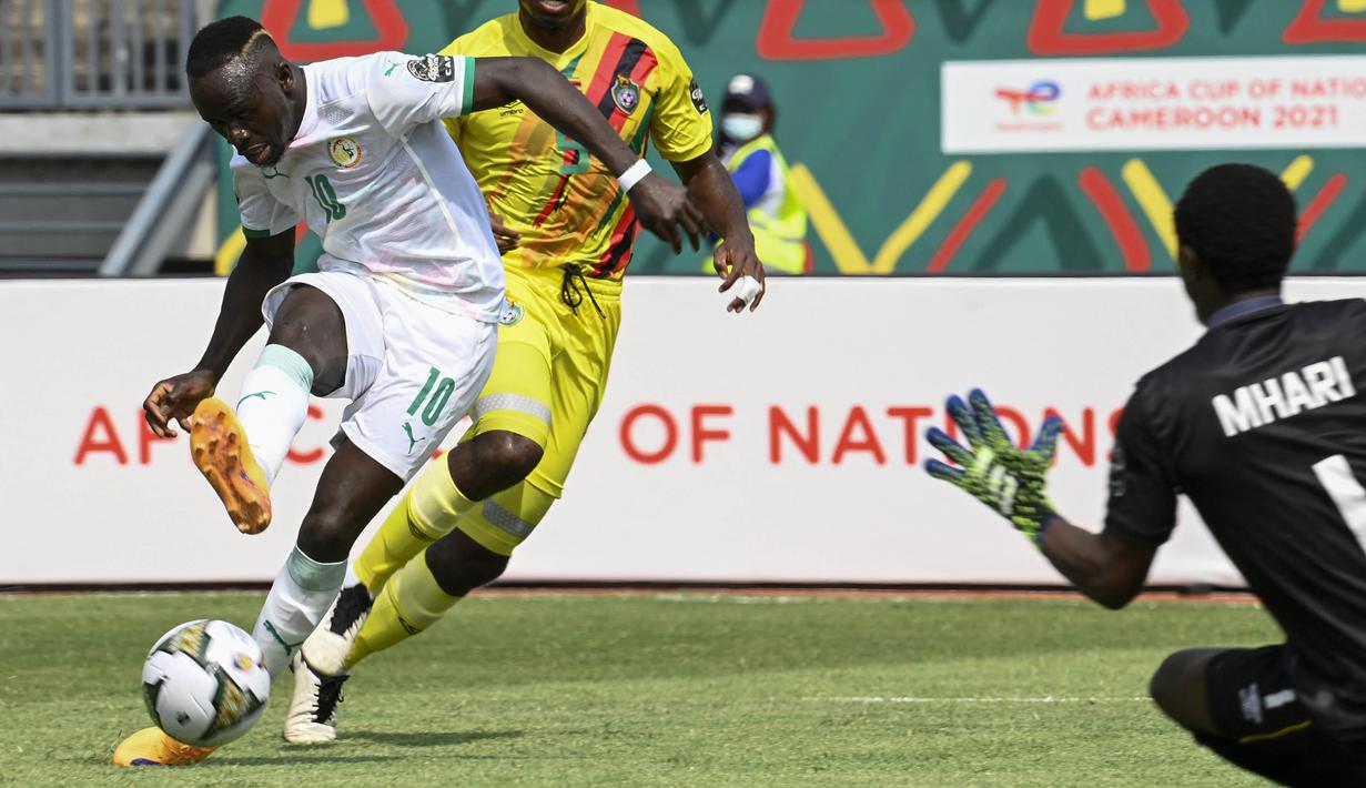 Senegal mengawali kiprahnya di Piala Afrika 2021 dengan kemenangan dramatis 1-0 atas Zimbabwe. Bomber Liverpool, Sadio Mane, menjadi pahlawan lewat gol penalti di pengujung laga. (AFP/Pius Utomi Ekpei)