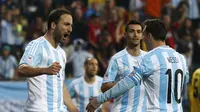 PECAH KEBUNTUAN - Gonzalo Higuain membawa Argentina memimpin 1-0 melawan Jamaika di partak ketiga Grup B Copa America 2015. (REUTERS/David Mercado)