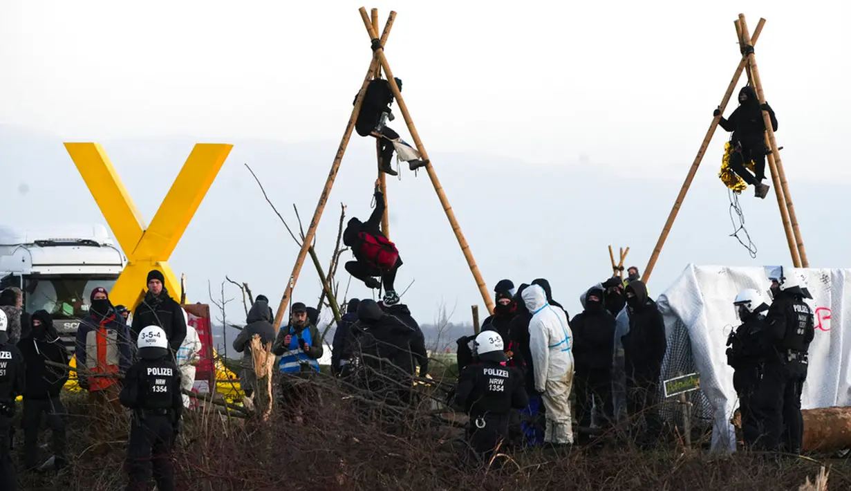 Aktivis iklim duduk dalam apa yang disebut tripos di Desa Luetzerath dekat Erkelenz, Jerman, 10 Januari 2023. Desa Luetzerath harus dihancurkan untuk memperluas tambang batu bara Garzweiler dekat perbatasan Belanda. (AP Photo/Michael Probst)