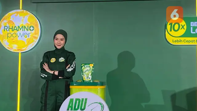 Aksi Zaskia Adya Mecca Adu Cepat Cuci Piring Bareng Ibu-ibu, Balapan dengan Kereta Whoosh. (Dok: Liputan6.com/dyah)
