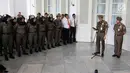 Wakil Gubernur DKI Sandiaga Uno memberi arahan di halaman Pendopo Balai Kota, Jakarta, Kamis (19/4). Pemprov DKI kembali mengerahkan anggota Satpol PP perempuan untuk menutup tempat hiburan yang melanggar peraturan. (Liputan6.com/Arya Manggala)