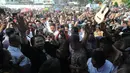 Ratusan warga yang berbaur dengan para pengungsi pun memadati halaman gereja GBKP Kabanjahe yang cukup luas. , Sumatera Utara, Selasa (10/6/2014) (Liputan6.com/Herman Zakharia)