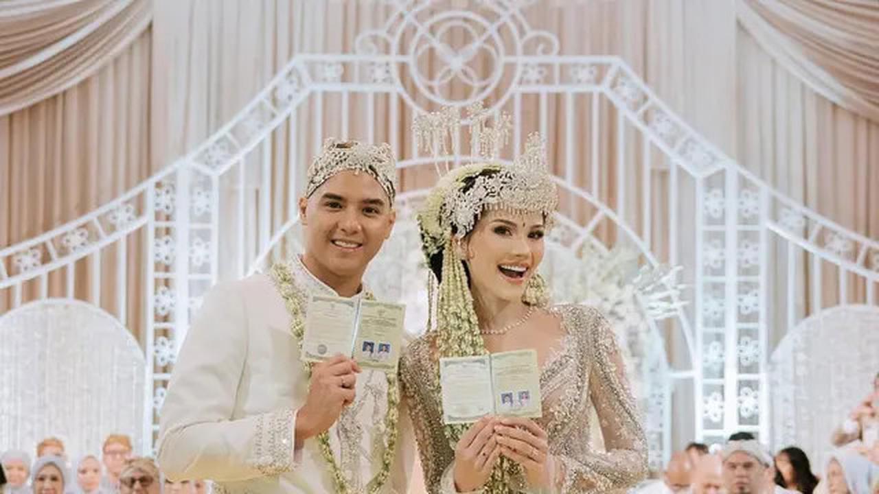 Potret Detail Dekorasi Akad Nikah Al Ghazali dan Alyssa Daguise, Elegan dengan Nuansa Gold dan Putih