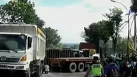 Dua truk trailer terlibat kecelakaan di Jalan Raya Solo-Semarang. (Liputan 6 SCTV)