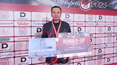 Jordan Sarana berpose setelah berhasil menjuarai soft tip Darts National Competition 2025 Series 04 yang digelar di FX Sudirman, Senayan, Jakarta pada Minggu (21/9/2025). (Bola.com/M Iqbal Ichsan)
