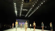 Indonesia Fashion Week (IFW) 2014 kembali menggelar  penampilkan rancangan anak muda kebaya modern dan dinamis dalam Lomba Rancang Kebaya 2014 Majalah Kartini di Jakarta Convention Center, Jakarta, Sabtu (22/2/2014) (Liputan6.com/Rini Suhartini).