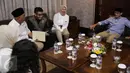 Sandiaga Uno berbincang dibelakang panggung  sebelum mengikuti debat terakhir Pilgub DKI Jakarta di Hotel Bidakara, Jakarta, Rabu (12/4). (Liputan6.com/Faizal Fanani)